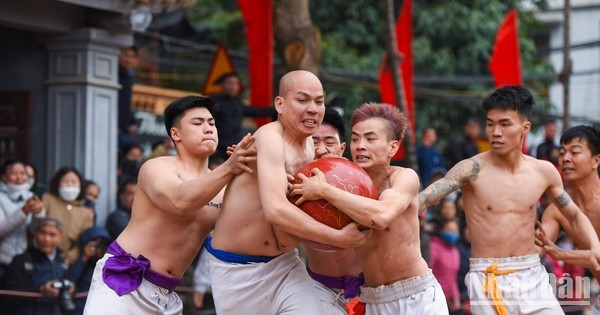翠领村传统木球摔跤节每年春节初四至初六举行。（成达 摄）