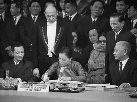 1973年1月27日，阮氏平部长签署《巴黎协定》。（图片来源：越通社）
