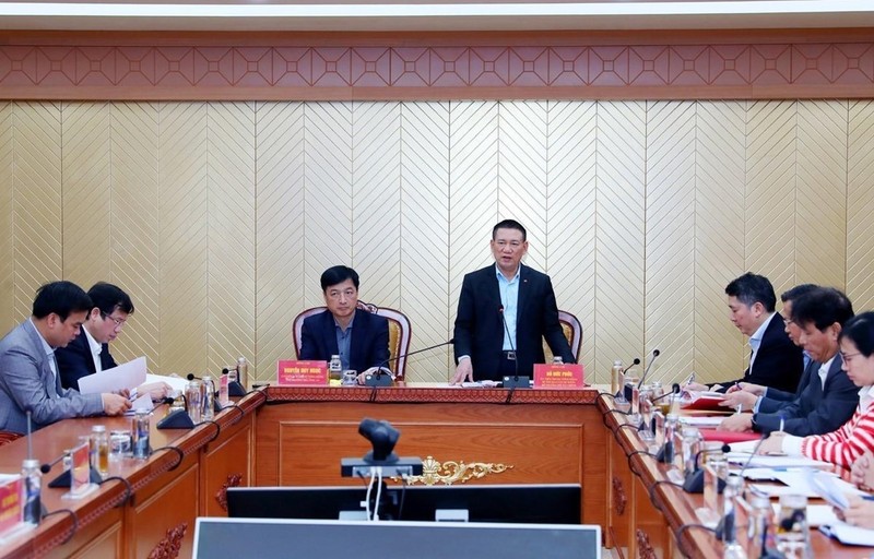 越南财政部长胡德福在会议上发言。