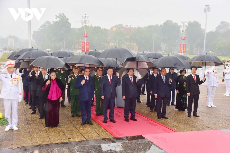 越南党和国家领导人拜谒胡志明主席陵。（图片来源：VOV）
