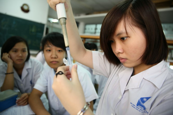 胡志明国家大学下属自然科学大学生物技术系的大学生进行实行。（图片来源：年轻人报）
