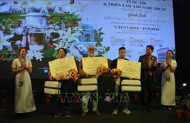 组委会向“越南咖啡——创造世界文化遗产之旅” 艺术摄影比赛获奖者颁发奖项。