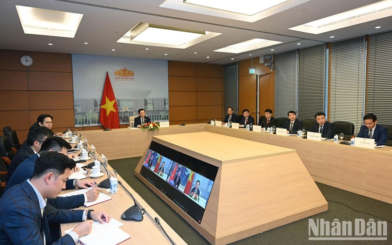 越南国会主席王廷惠与中国全国人大常委会委员长赵乐际举行视频会谈。