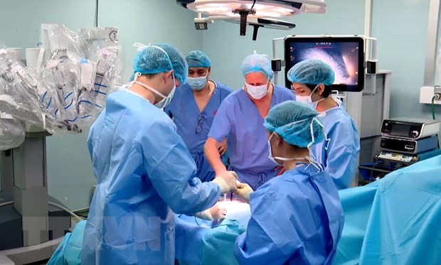 会议上已举行由平民医院医生和国际专家进行的示范手术，从平民医院手术室直接与会议室视频连线。