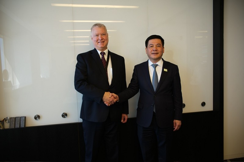 越南工贸部部长阮鸿延会见波音全球公共政策高级副总裁史蒂夫·比根。