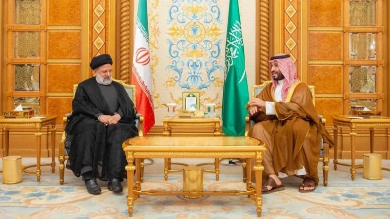 自两国今年3月修复双边关系以来，穆罕默德·本·萨勒曼王储和易卜拉欣·莱希总统首次进行会晤。
