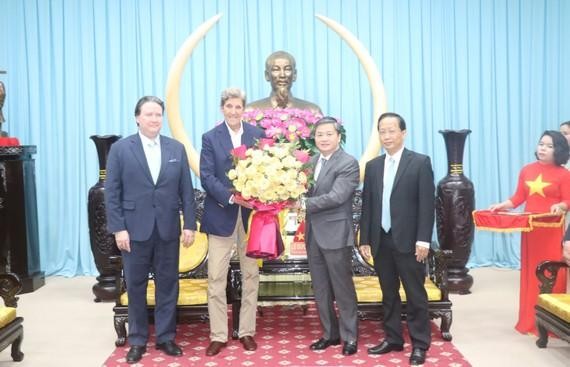 槟椥省领导向约翰·克里特使赠送鲜花。（图片来源：西贡解放报）