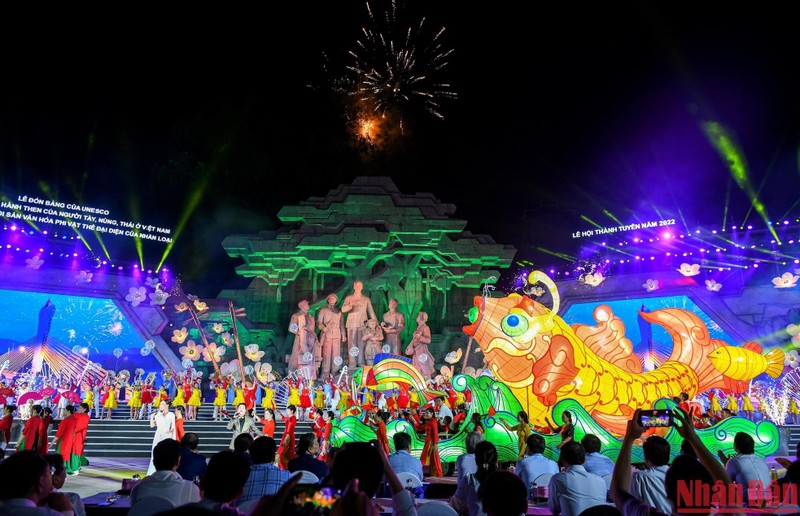 于9月4日晚在阮必成广场举行的宣城晚会上的鲤鱼跃龙模型。