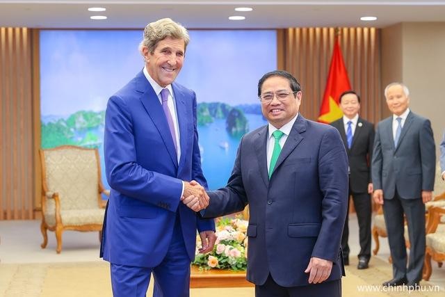 越南政府总理范明正会见美国总统气候特使约翰·克里。（图片来源：VGP）