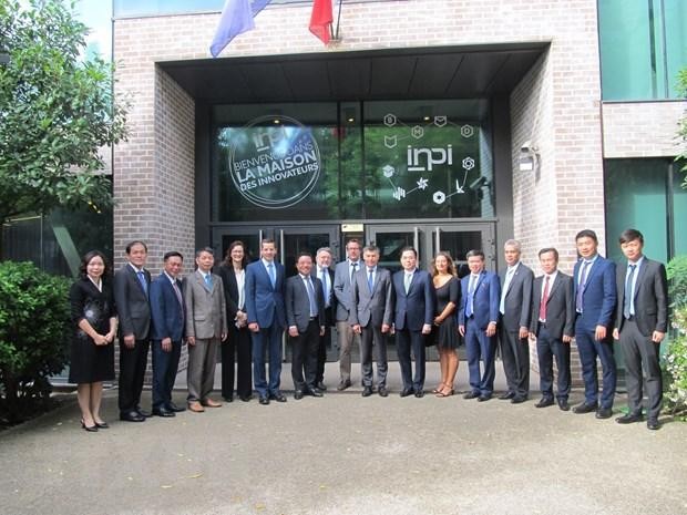 越南科学与技术部代表团走访法国国家工业产权局。