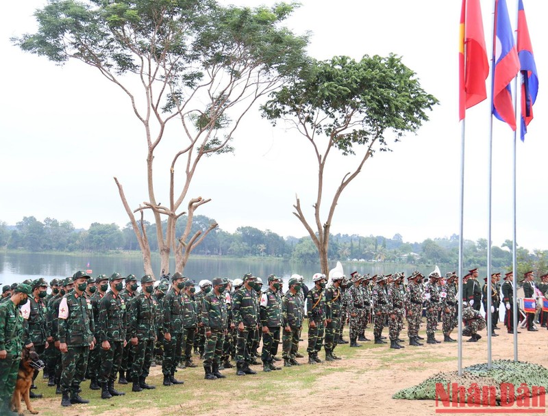 越南、老挝和柬埔寨三军官兵参加演习。