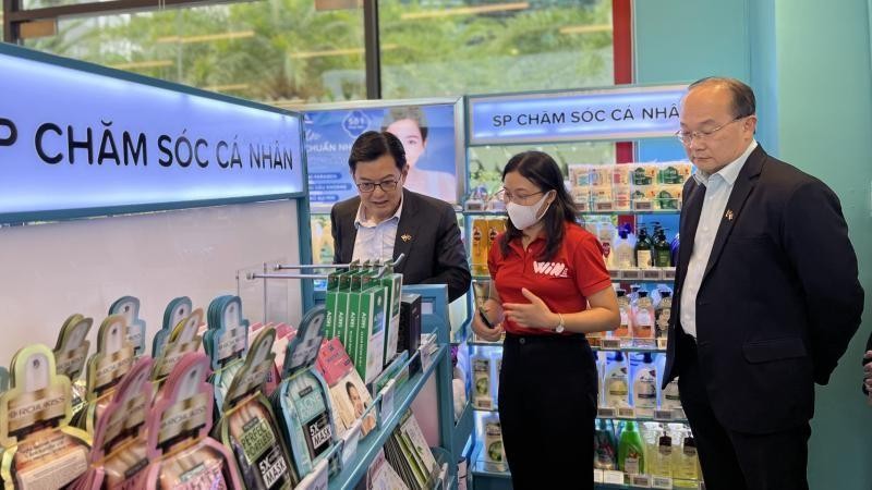 新加坡副总理走访WIN便利店。