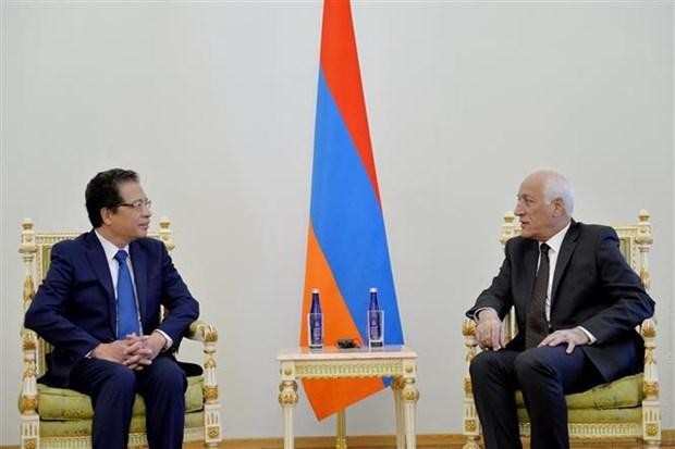 邓明魁大使会见亚美尼亚总统瓦格恩·哈恰图良。（图片来源：越通社）