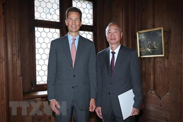 冯世龙大使与列支敦士登公国摄政王储阿洛伊斯。（图片来源：越通社）