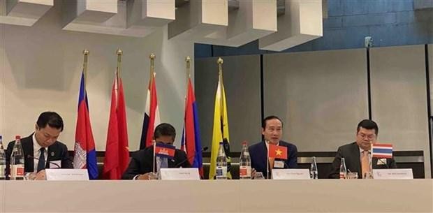 越南驻比利时大使阮文草（右二）与会。（图片来源：越通社）