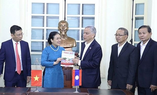 阮芳娥大使向宋玛·奔舍那先生赠送纪念品。（图片来源：新河内报）