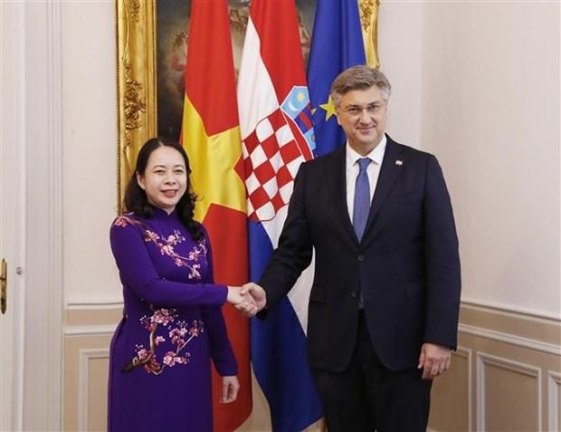越南国家副主席武氏映春与克罗地亚总理安德烈·普连科维奇。（图片来源：越通社）