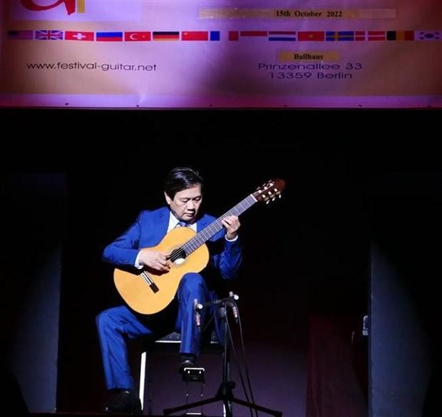 越南音乐家邓玉龙的表演节目。（图片来源：越通社）