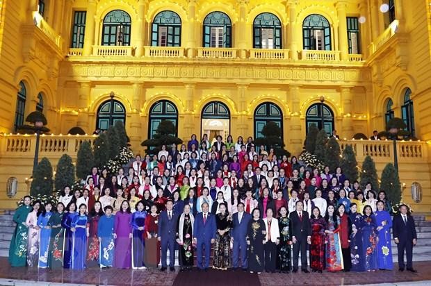 越南国家主席阮春福与国会女性代表合影。（图片来源：越通社）