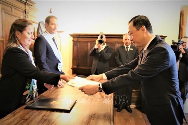 越南驻意大利兼驻圣马力诺特命全权大使杨海兴向圣马力诺两位国家元首递交国书。（图片来源：越通社）