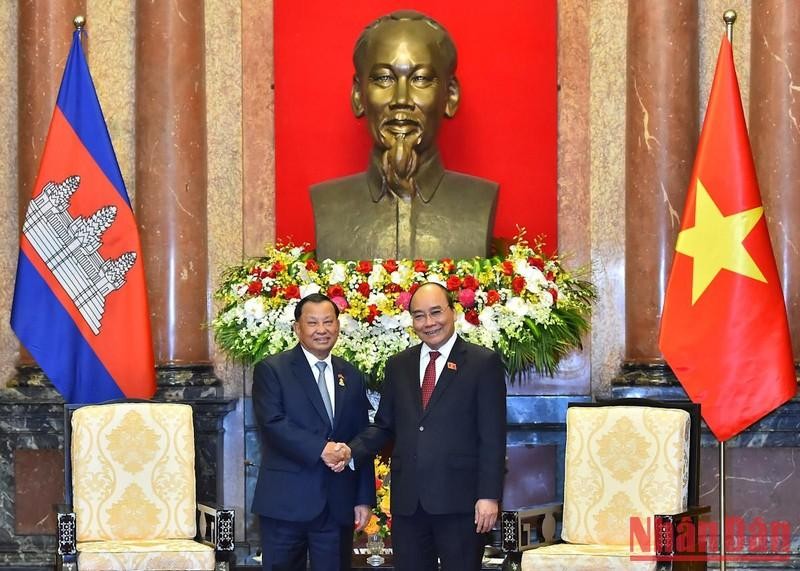 越南国家主席阮春福会见柬埔寨参议院主席赛冲。