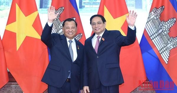 越南政府总理范明正和柬埔寨参议院主席赛冲。