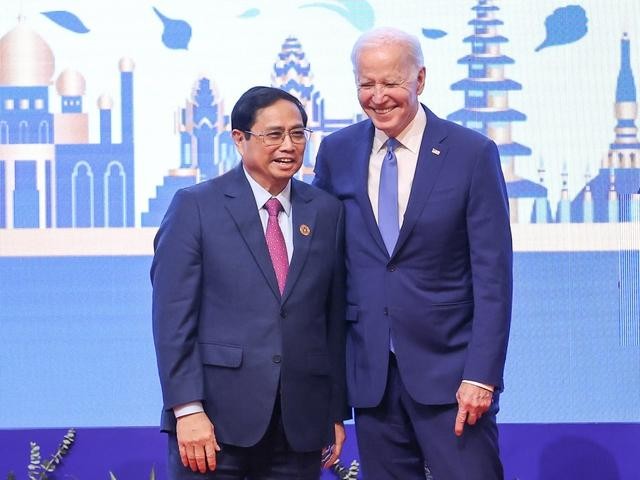 越南政府总理范明正与美国总统乔·拜登合影。（图片来源：VGP）