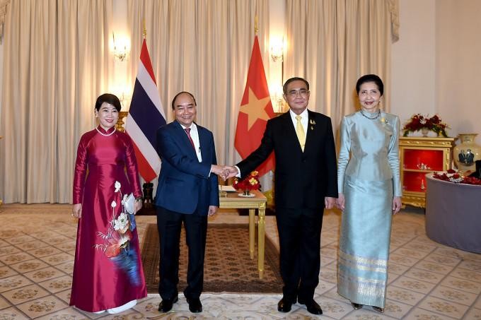 越南国家主席阮春福携夫人和泰国总理巴育·占奥差携夫人。（图片来源：vnexpress.net）