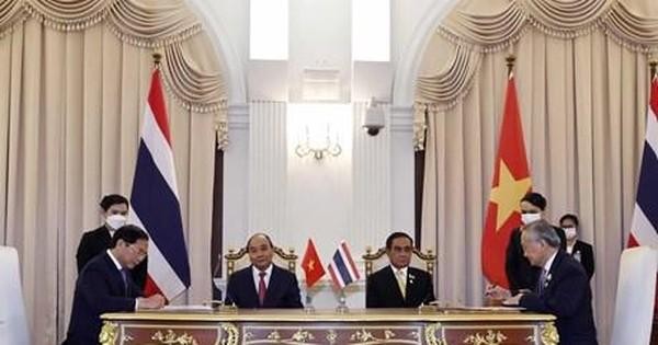 越南国家主席阮春福同泰国总理巴育·占奥差见证仪式。