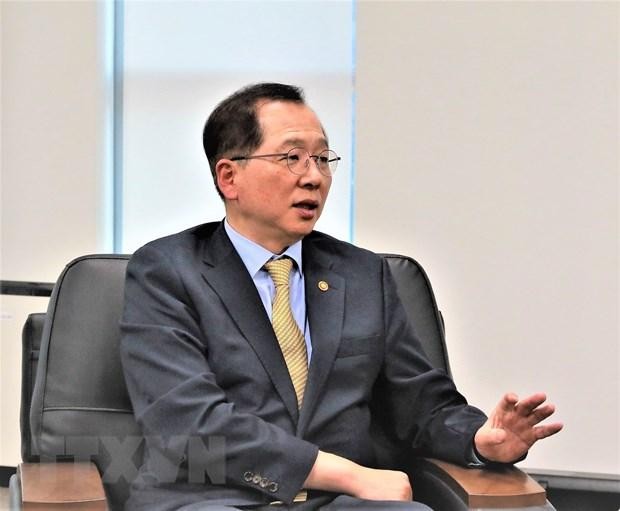 韩国海洋水产部部长赵承焕接受采访。（图片来源：越通社）