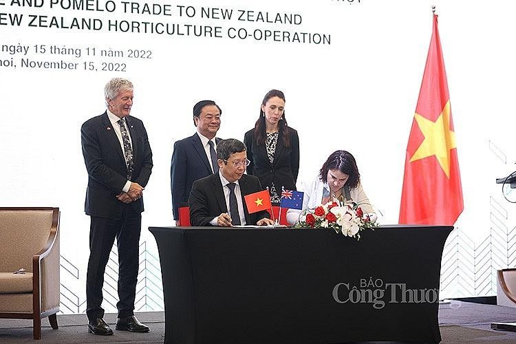 关于越南对新西兰出口青柠檬和柚子的文件签署仪式。（图片来源：工商报）