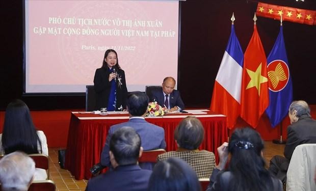 越南国家副主席武氏映春与旅法越南人代表举行见面会。