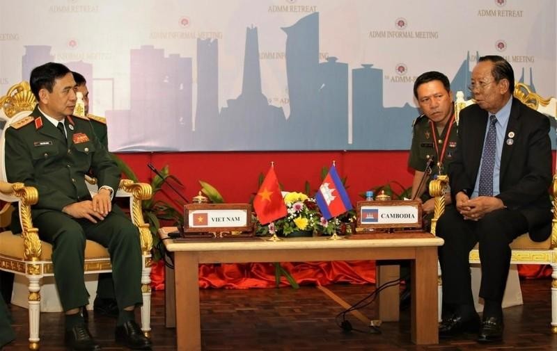 潘文江大将会见柬埔寨副首相兼国防大臣迪班。