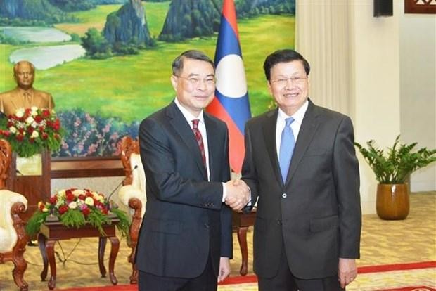 越共中央办公厅主任黎明兴与老挝人民革命党中央办公厅主任通沙立·蒙诺梅。（图片来源：越通社）