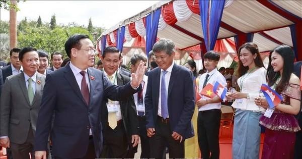 越南国会主席王廷惠走访柬埔寨新边橡胶加工厂。（图片来源：越通社）