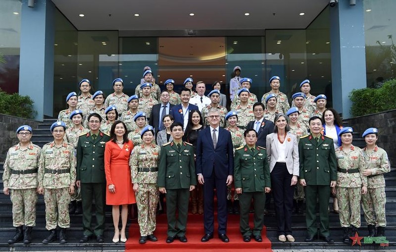 联合国副秘书长让-皮埃尔·拉克鲁瓦和越南维和局人员合影。（图片来源：人民军队报）