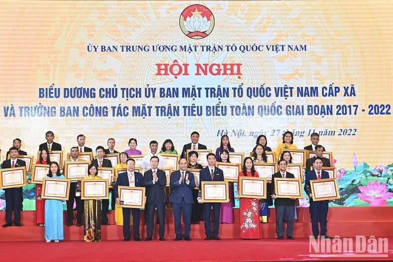 阮春福主席和全国典型祖国阵线工作委员会干部代表。