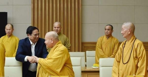 越南政府总理范明正会见越南佛教协会代表团。