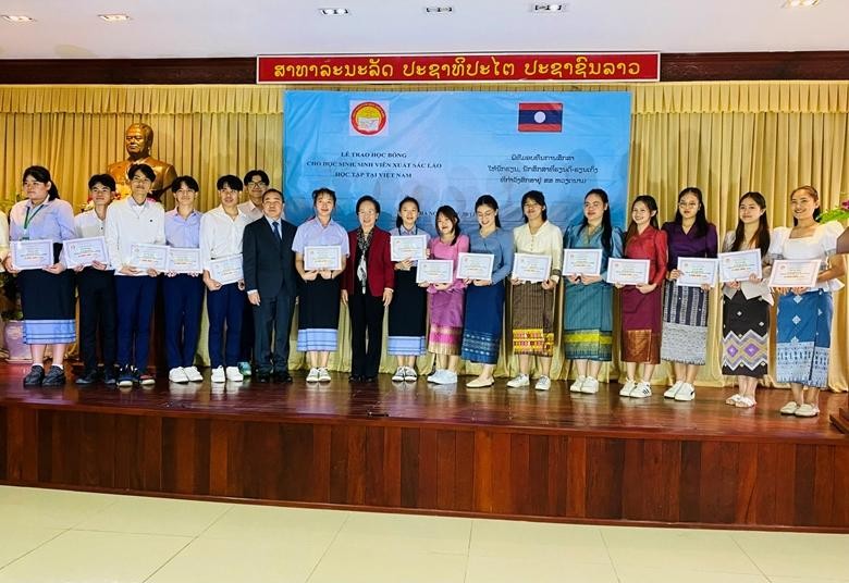 在越南的老挝留学生获得奖学金。（图片来源：越南共产党报）