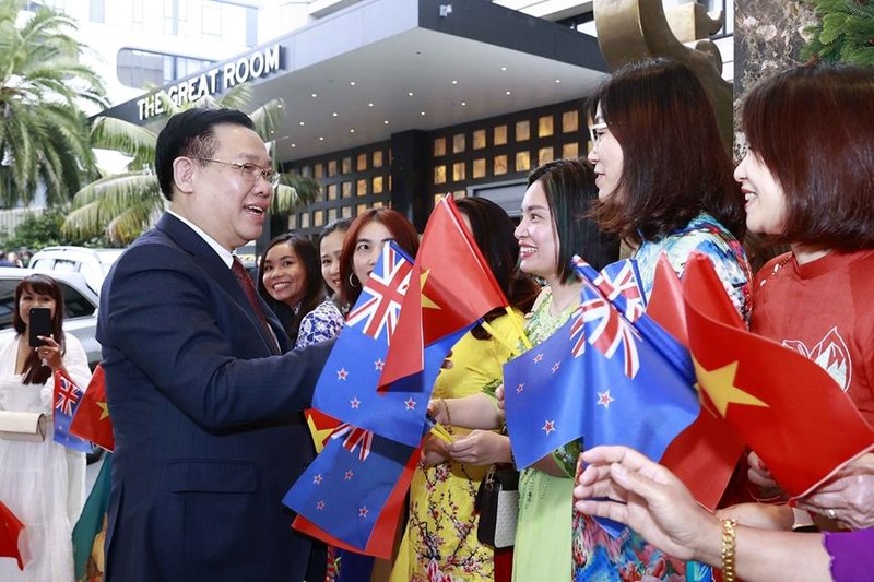 旅居新西兰越南人代表迎接国会主席王廷惠。（图片来源：人民军队报）