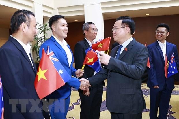 国会主席王廷惠和旅居澳大利亚越南人社团代表。（图片来源：越通社）
