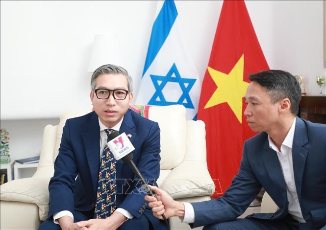 越南驻以色列大使李德忠接受记者采访。（图片来源：越通社）