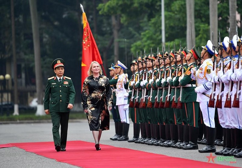 潘文江大将迎接捷克国防部部长贾娜·切尔诺乔娃。（图片来源：人民军队报）