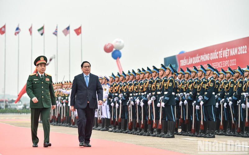 越南政府总理范明正出席2022年越南国际防务展。