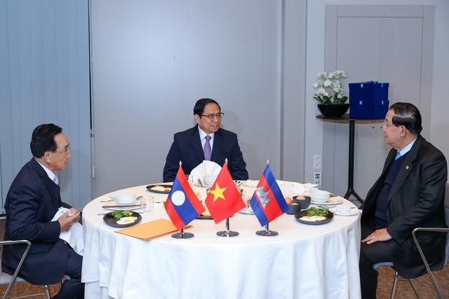 越南政府总理、老挝总理和柬埔寨首相共进工作早餐。（图片来源：VGP）