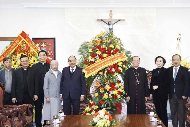 阮春福主席向河内总教区赠送鲜花表示祝贺。（图片来源：VTV）