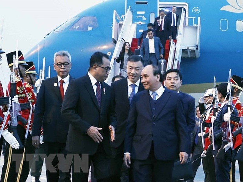 越南国家主席阮春福抵达雅加达首都苏加诺—哈达国际机场。（图片来源：越通社）