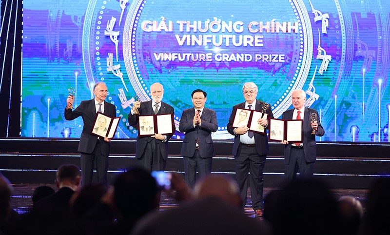 越南国会主席王廷惠向科学家们颁发奖项。（图片来源：新河内报）