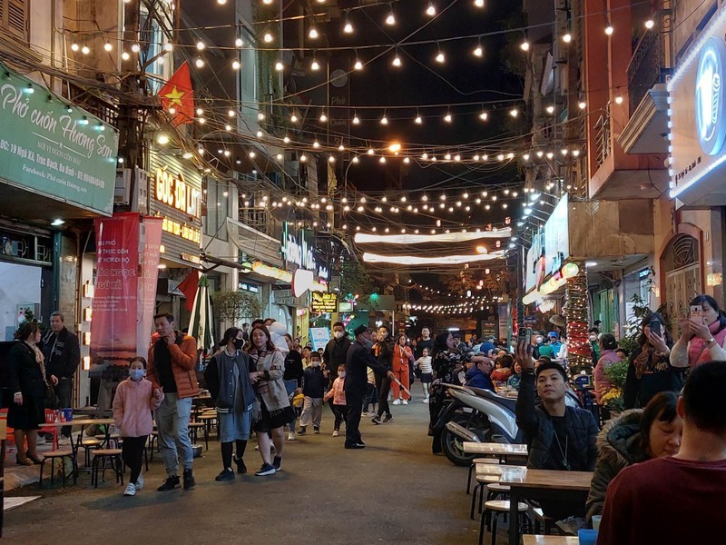五社—玉岛夜市美食街和步行街吸引众多人的关注。