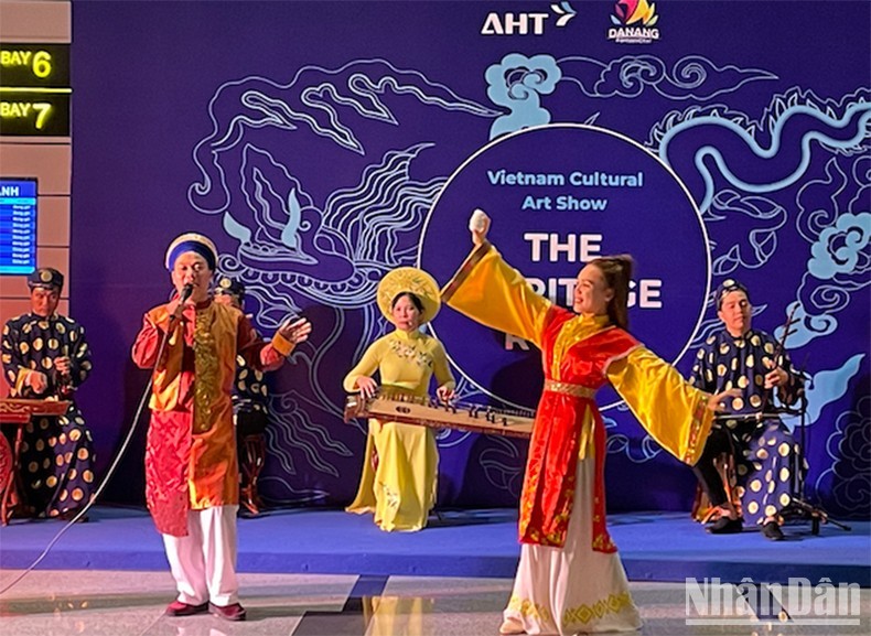 在岘港国际机场的传统文人表演节目。